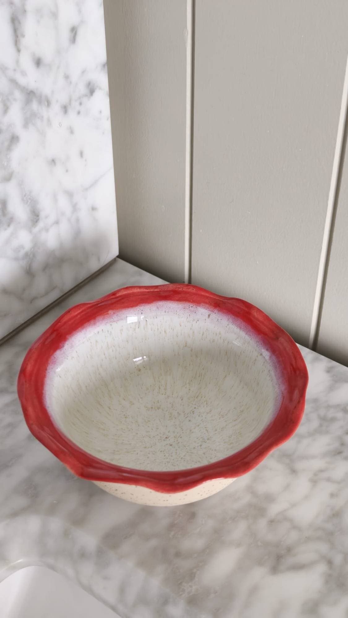 Frilled bowl, poppy-red rim, view 2