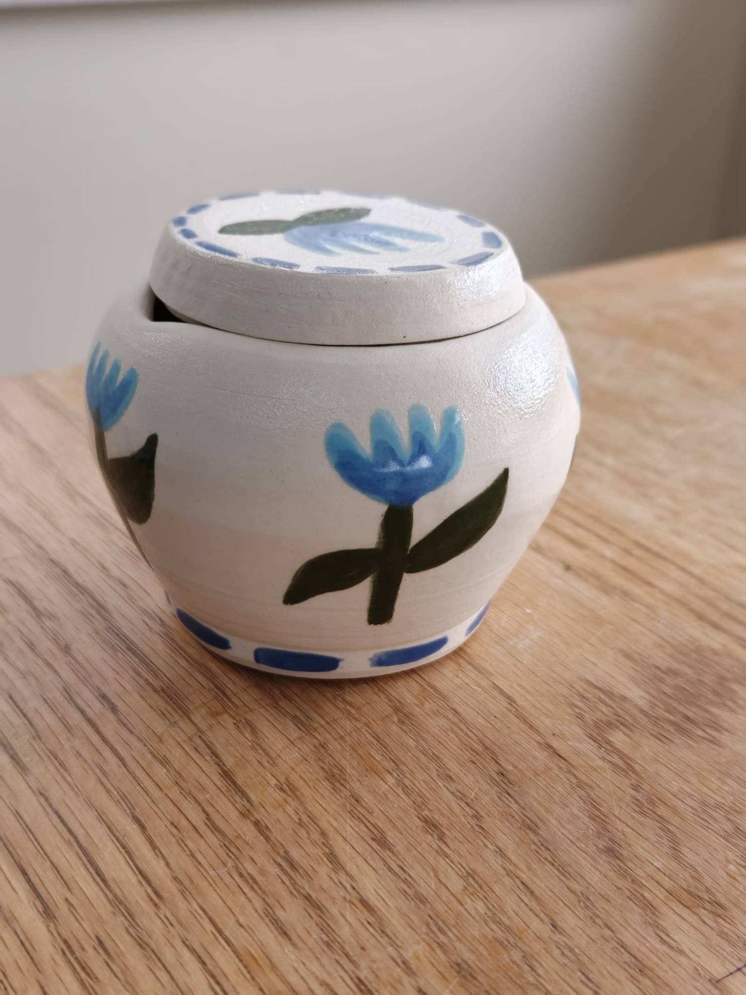 Lidded pot, blue tulips, view 3